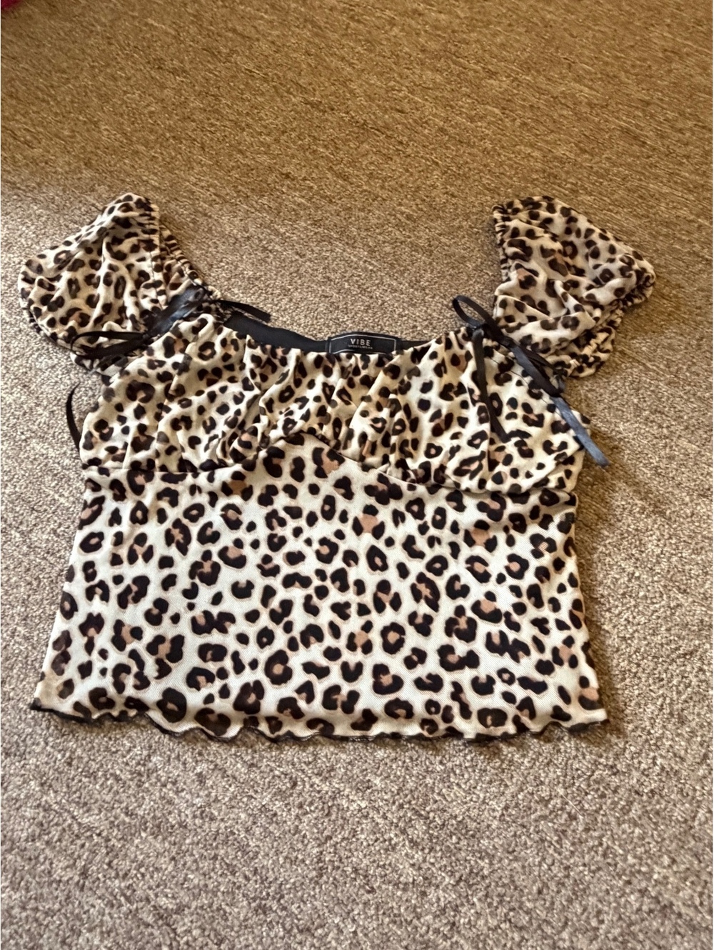 Vibe Sportswear Leopard Print Puff Sleeve Crop Top Size M